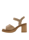 Sandalia de cuero beige, diseño moderno para mujer, con taco bloque y punta abierta.