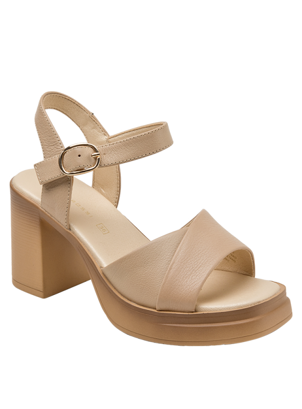 Sandalia de cuero beige con punta abierta y forro de poliuretano, diseñada para comodidad y frescura.