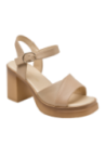Sandalia de cuero beige con punta abierta y forro de poliuretano, diseñada para comodidad y frescura.