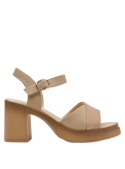 Sandalia beige de mujer estilo casual, hecha de cuero, ideal para el verano con taco bloque de 8 cm.