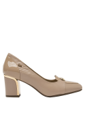 Vista del taco bloque de 6.5 cm en el zapato beige de cuero casual para mujer.