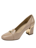 Zapato beige casual de cuero para mujer con taco bloque de 6.5 cm y punta redonda.