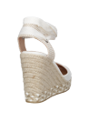 Calzado versátil para mujer, ideal para ocasiones casuales, con plataforma que aporta un aire natural y artesanal.