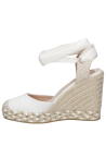 Elegante alpargata femenina con exterior textil blanco, detalle de pulsera ajustable en el tobillo y punta cerrada.