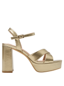 Tacones gruesos dorados en sandalia de charol, adecuados para matrimonios, cenas elegantes o fiestas con estilo.