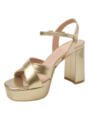 Sandalia dorada de charol para mujer con plataforma y tacón grueso, ideal para eventos formales o semi-formales.