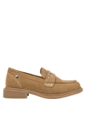 Mocasín camel de cuero con tachas, estilo contemporáneo para mujer, ideal para ocasiones donde se requiera elegancia.