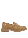 Mocasín camel de cuero con tachas, estilo contemporáneo para mujer, ideal para ocasiones donde se requiera elegancia.