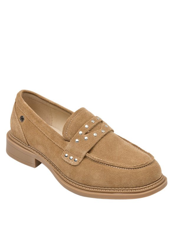 Mocasín negro de cuero con tachas, elegante y moderno, ideal para reuniones de trabajo o eventos profesionales.