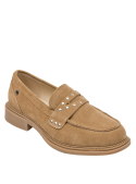 Zapato tipo mocasín de cuero camel, diseño clásico con detalles modernos, adecuado para reuniones de trabajo y cenas.