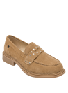 Zapato tipo mocasín de cuero camel, diseño clásico con detalles modernos, adecuado para reuniones de trabajo y cenas.