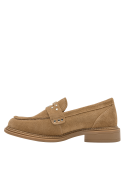 Elegante mocasín de cuero camel con aplicaciones metálicas, combina con pantalón sastre o jeans para un evento urbano.