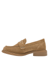 Elegante mocasín de cuero camel con aplicaciones metálicas, combina con pantalón sastre o jeans para un evento urbano.