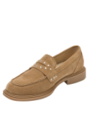 Mocasín camel de cuero para mujer, con costuras visibles y suela gruesa, perfecto para un look profesional y moderno.