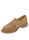 Mocasín camel de cuero para mujer, con costuras visibles y suela gruesa, perfecto para un look profesional y moderno.