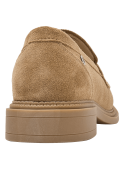 Zapato de cuero camel para mujer, estilo mocasín con tachas metálicas, ideal para eventos formales o semiformal.