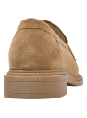 Zapato de cuero camel para mujer, estilo mocasín con tachas metálicas, ideal para eventos formales o semiformal.