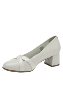 Calzado casual blanco de cuero, diseño atemporal, altura de caña de 7 cm y taco bloque.