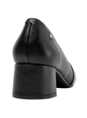 Zapato negro de cuero para mujer, con diseño meticuloso y taco bloque para estilizar sin sacrificar comodidad.