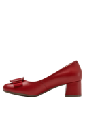 Elegante zapato rojo de cuero para mujer, estilo casual con altura que estiliza la figura.