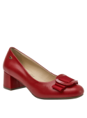Zapato de mujer en cuero rojo, punta redonda y caña de 7 cm, perfecto para ocasiones casuales.