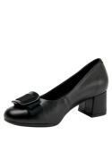 Zapato femenino negro de cuero con altura de caña de 7 cm, combina elegancia y confort.