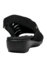Sandalia negra de cuero para mujer, diseño resistente y ligero con taco plano.