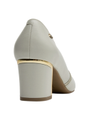 Elegante zapato blanco de cuero, perfecto para cualquier ocasión, con taco bloque.