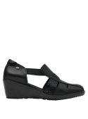Zapato negro de cuero para mujer, estilo casual con taco cuña de 5.5 cm y punta redonda.