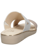 Sandalia beige de cuero para mujer con forro de poliuretano y plantilla confortable.