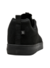 zapatilla negra de hombre con materiales ligeros y alta calidad, versátil para el día a día.