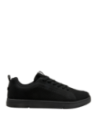 zapatilla negra urbana de hombre con diseño moderno y juvenil, ideal para actividades diarias.