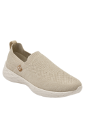 Zapatilla urbana beige de mujer con taco plano de 3 cm, ofrece comodidad y estilo.