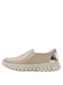 zapatilla casual beige de cuero para mujer, con punta redonda y caña de 6 cm, combinando estilo y practicidad.