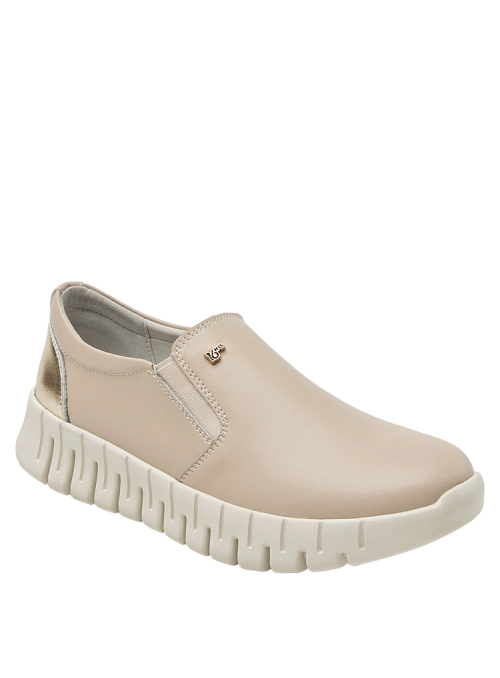 zapatilla beige de cuero, diseño moderno y juvenil, con taco plano de 3 cm para estilizar la figura.
