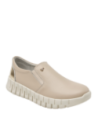 zapatilla beige de cuero, diseño moderno y juvenil, con taco plano de 3 cm para estilizar la figura.