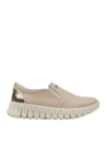 zapatilla beige de cuero para mujer, estilo casual, ideal para actividades diarias con comodidad superior.
