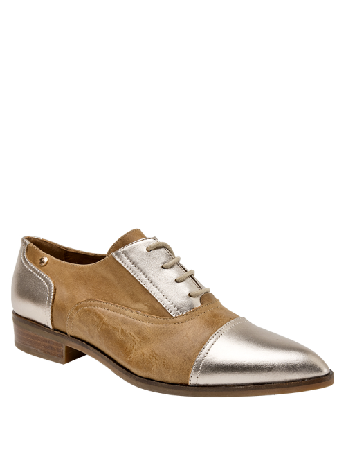 Zapato de cuero camel con acabado charol, diseño elegante y versátil para la mujer moderna.