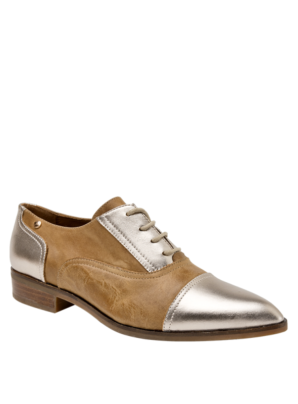 Zapato de cuero camel con acabado charol, diseño elegante y versátil para la mujer moderna.