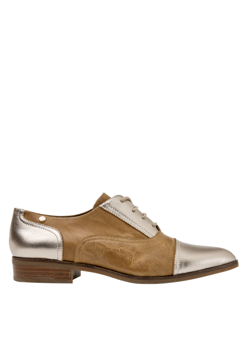 Zapato de cuero camel con acabado charol, diseño elegante y versátil para la mujer moderna.