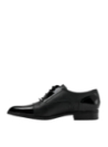 Zapato de cuero negro con acabado premium, versátil para cualquier evento.
