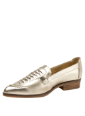 Zapato casual para mujer en cuero dorado, destacando por su versatilidad y acabado premium.