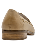 Forro suave de poliuretano en zapato casual camel de cuero para mujer.