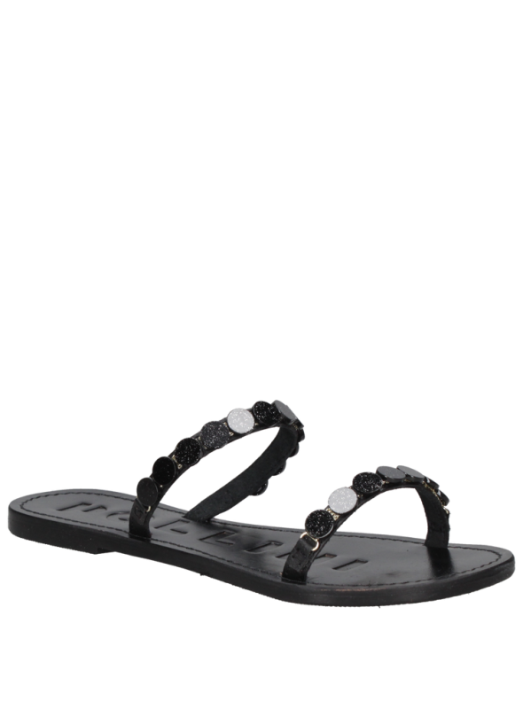 Sandalia negra de cuero para mujer con diseño casual y punta abierta, ideal para el verano.