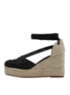 Zapato casual de mujer en negro, con punta redonda y forro de poliuretano para mayor confort.