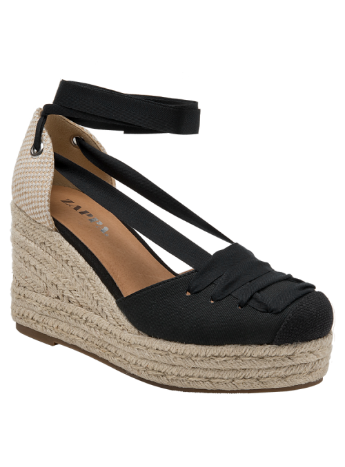 Calzado femenino negro con diseño artesanal moderno, ideal para el verano.