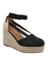 Calzado femenino negro con diseño artesanal moderno, ideal para el verano.
