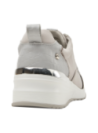 zapatilla taupe de cuero y textil para mujer, perfecta para resaltar la personalidad en cualquier ocasión.