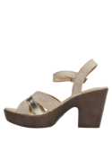 Elegante sandalia beige de mujer, diseño casual con taco bloque y detalles en cuero.