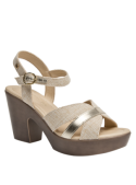Sandalia beige estilo casual para mujer, con punta abierta y forro de poliuretano.